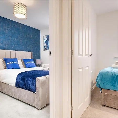 Luxury Centre Stylish 2 Bed House ☆ Free Driveway Parking → With 55 Inch Smart Tv, Free Netflix & Wifi ✘ Comfy Seating Area - By Maevela