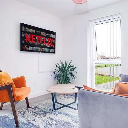Luxury Centre Stylish 2 Bed House ☆ Free Driveway Parking → With 55 Inch Smart Tv, Free Netflix & Wifi ✘ Comfy Seating Area - By Maevela Holiday home *