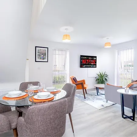 Holiday home Luxury Centre Stylish 2 Bed House ☆ Free Driveway Parking → With 55 Inch Smart Tv, Free Netflix & Wifi ✘ Comfy Seating Area - By Maevela Birmingham