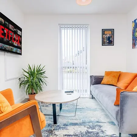Luxury Centre Stylish 2 Bed House ☆ Free Driveway Parking → With 55 Inch Smart Tv, Free Netflix & Wifi ✘ Comfy Seating Area - By Maevela Holiday home