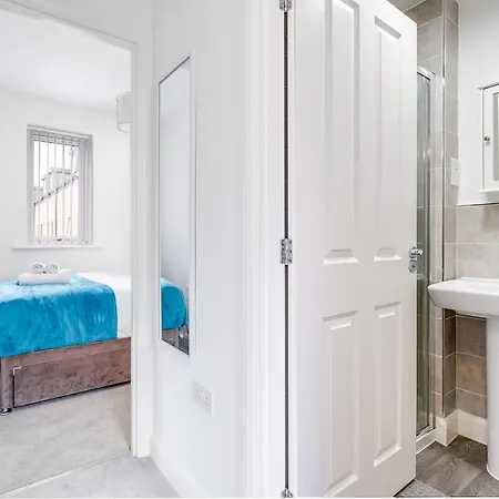 Luxury Centre Stylish 2 Bed House ☆ Free Driveway Parking → With 55 Inch Smart Tv, Free Netflix & Wifi ✘ Comfy Seating Area - By Maevela * Birmingham
