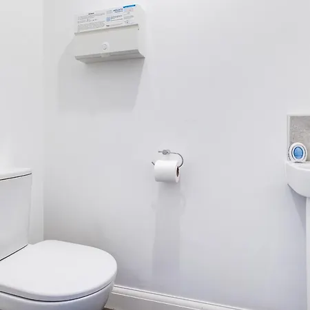 Luxury Centre Stylish 2 Bed House ☆ Free Driveway Parking → With 55 Inch Smart Tv, Free Netflix & Wifi ✘ Comfy Seating Area - By Maevela