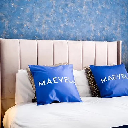 Luxury Centre Stylish 2 Bed House ☆ Free Driveway Parking → With 55 Inch Smart Tv, Free Netflix & Wifi ✘ Comfy Seating Area - By Maevela Holiday home