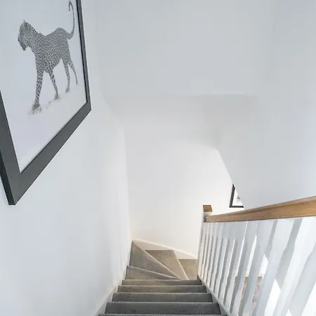 Luxury Centre Stylish 2 Bed House ☆ Free Driveway Parking → With 55 Inch Smart Tv, Free Netflix & Wifi ✘ Comfy Seating Area - By Maevela Holiday home