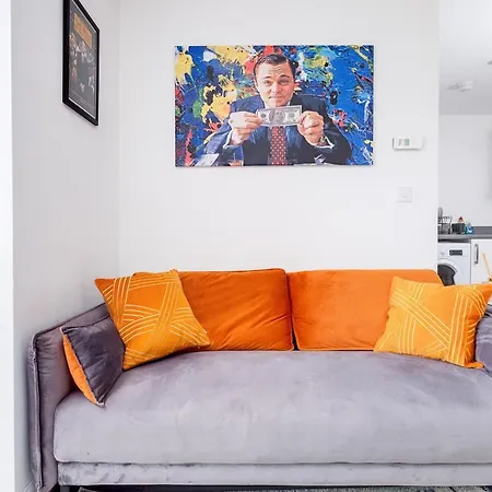 Luxury Centre Stylish 2 Bed House ☆ Free Driveway Parking → With 55 Inch Smart Tv, Free Netflix & Wifi ✘ Comfy Seating Area - By Maevela * Birmingham